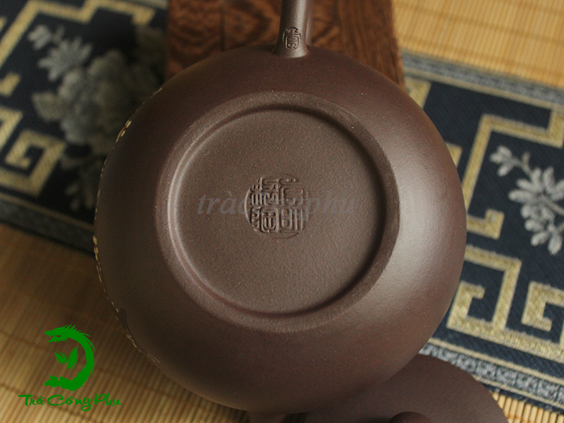 Ấm Tử Sa Tây Thi triện được đóng rõ nét dưới đáy ấm 